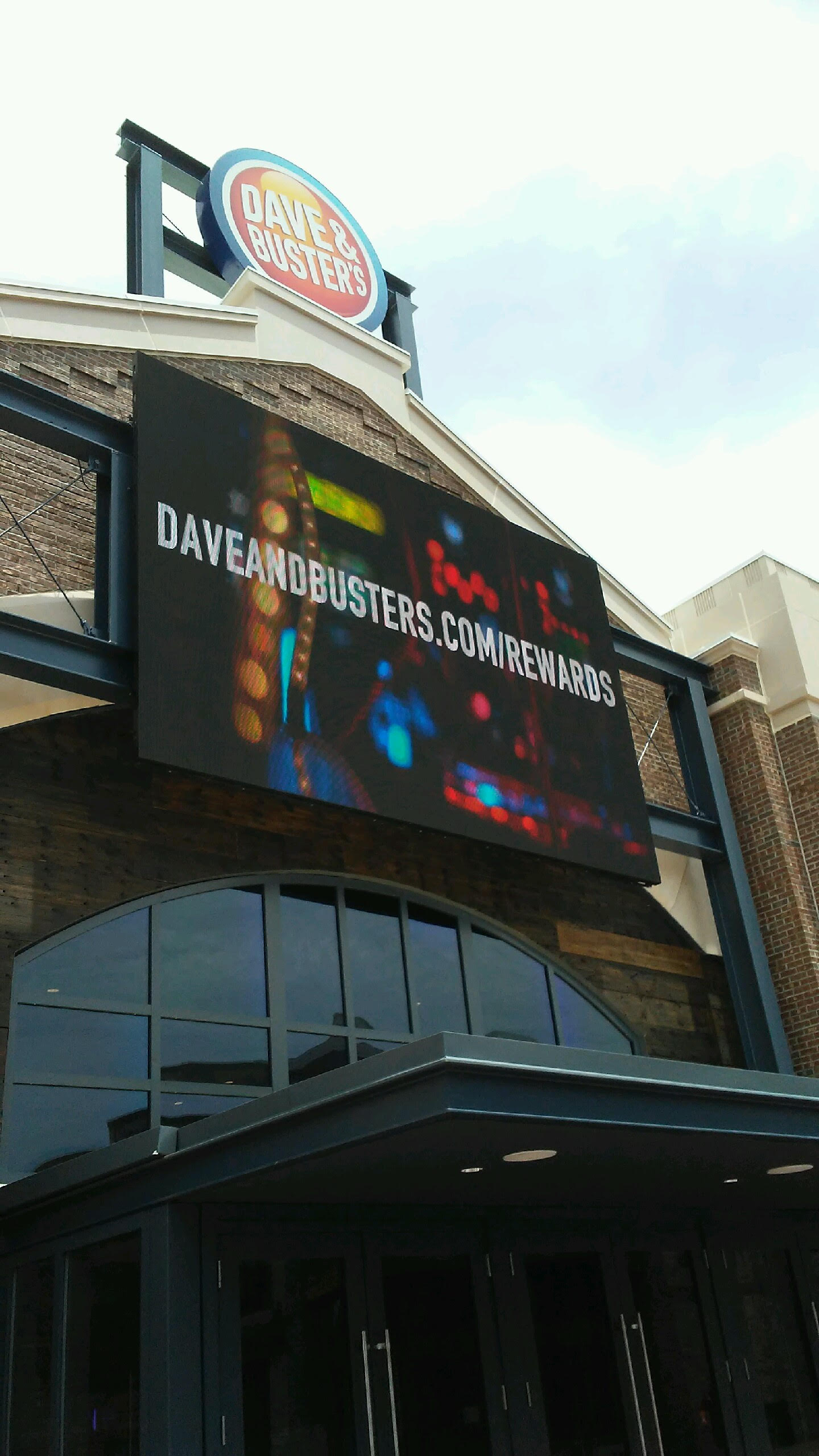 dave-and-buster-outside
